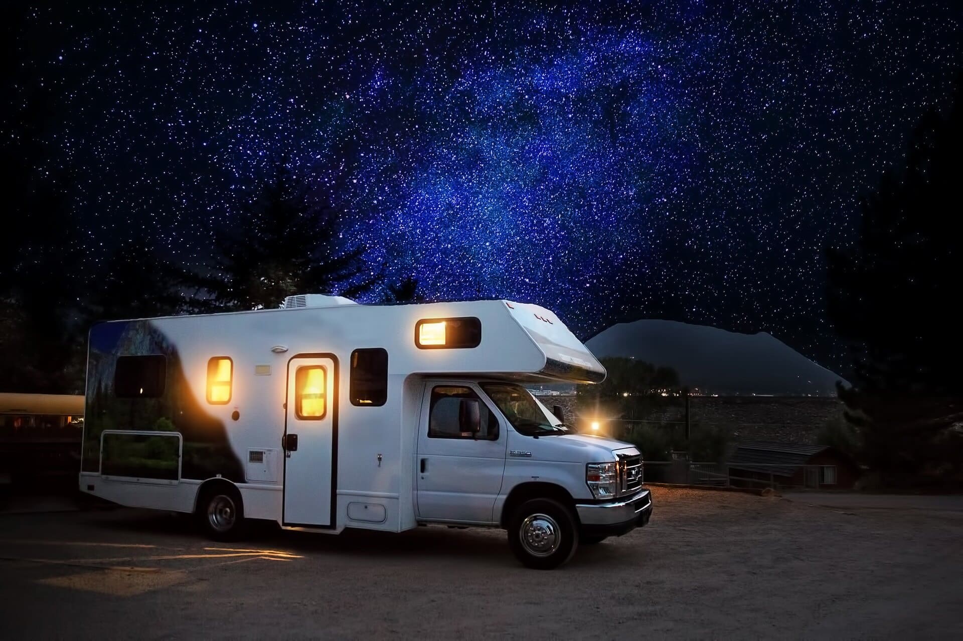 Motorhome en la noche